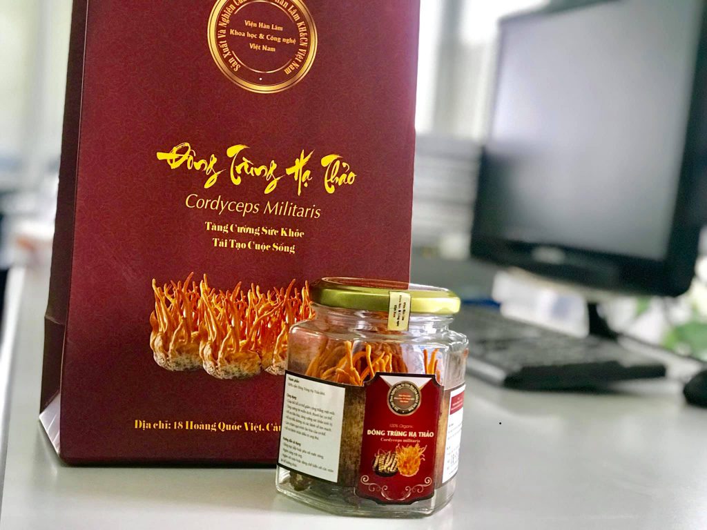 Hà Thủ Ô Plus 8 đông trùng hạ thảo